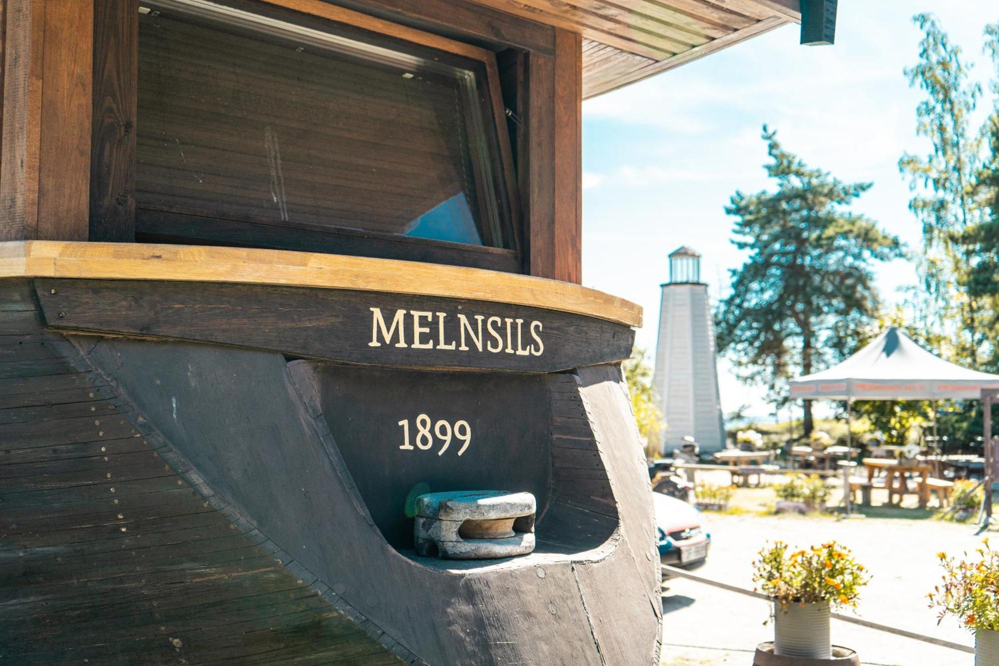 Viesu Nams Melnsils Hotel Ngoại thất bức ảnh